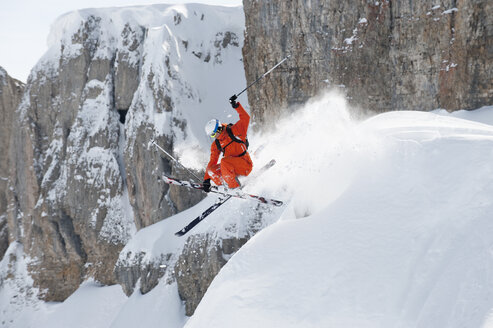Österreich, Kleinwalsertal, Mann springt auf Ski - MRF001271