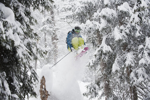 Österreich, Kleinwalsertal, Männlicher Skifahrer springt in der Luft - MRF001275