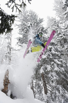 Österreich, Kleinwalsertal, Männlicher Skifahrer springt in der Luft, Tiefblick - MRF001276