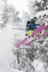 Österreich, Kleinwalsertal, Männlicher Skifahrer springt in der Luft - MRF001277