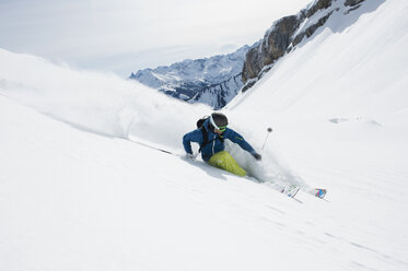 Austria, Kleinwalsertal, Man skiing, elevated view - MRF001282