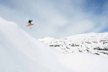 Österreich, Kleinwalsertal, Männlicher Skifahrer springt in der Luft - MRF001284