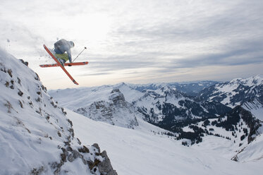 Österreich, Kleinwalsertal, Männlicher Skifahrer springt in der Luft - MRF001285