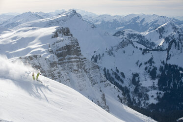 Österreich, Kleinwalsertal, Mann beim Skifahren am Berg - MRF001287