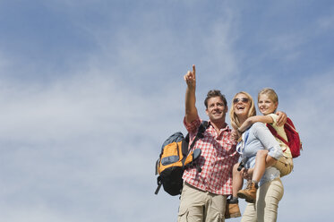 Österreich, Salzburger Land, Filzmoos, Familienwanderung auf der Alm - HHF003450