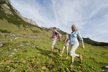 Austria, Salzburg Country, Filzmoos, Family hiking on alpine - HHF003457