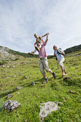 Österreich, Salzburger Land, Filzmoos, Familienwanderung auf der Alm - HHF003459