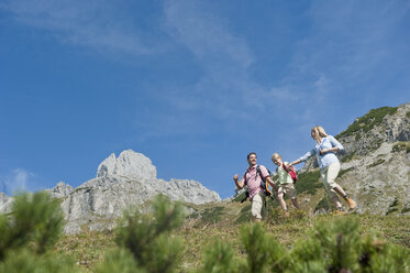 Österreich, Salzburger Land, Filzmoos, Familienwanderung auf der Alm - HHF003483