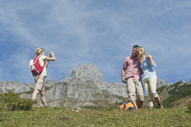 Österreich, Salzburger Land, Filzmoos, Familienwanderung auf der Alm - HHF003484