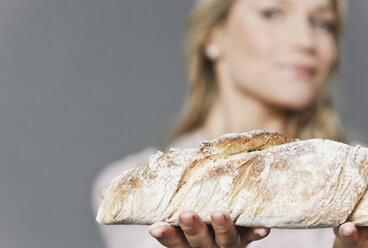 Mittlere erwachsene Frau mit Brot in der Hand - WESTF016266