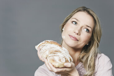 Mittlere erwachsene Frau mit Brot in der Hand - WESTF016267