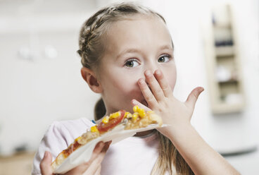 Deutschland, Köln, Mädchen isst ein Stück Pizza - WESTF016274