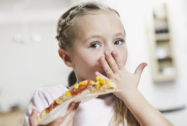 Germany, Cologne, Girl eating a slice of pizza - WESTF016274
