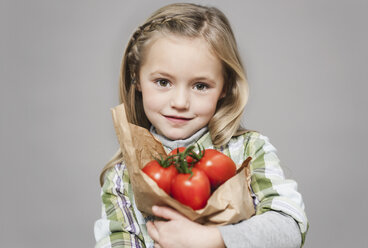 Mädchen mit frischen Tomaten, Porträt - WESTF016277