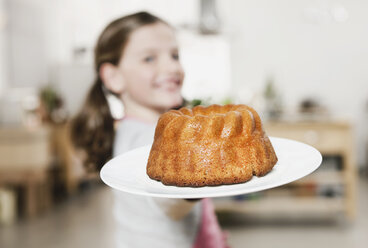 Deutschland, Köln, Mädchen hält Kuchen in einem Teller, Porträt - WESTF016287