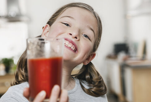 Deutschland, Köln, Mädchen hält ein Glas Tomatensaft - WESTF016294