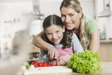 Germany, Cologne, Mother and daughter preparing salad - WESTF016298