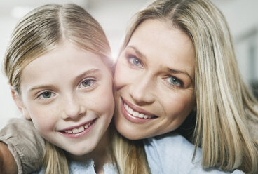 Germany, Cologne, Mother and daughter smiling, portrait - WESTF016322