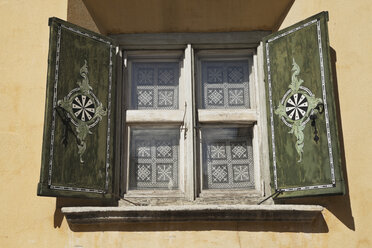 Europe, Switzerland, Grisons, Alps, Upper Engadin, Typical historic Engadin house window - GWF001406