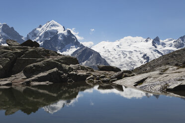 Europa, Schweiz, Graubünden, Südliche Engadiner Alpen, Oberengadin, Blick auf Berggipfel bei Fuorcla Surley See - GWF001411