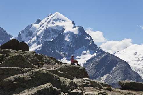 Europa, Schweiz, Graubünden, Südliche Engadiner Alpen, Oberengadin, Reife Frau beim Ausruhen - GWF001412