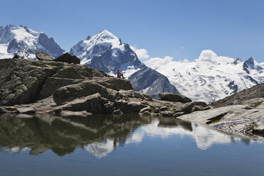 Europa, Schweiz, Graubünden, Südliche Engadiner Alpen, Oberengadin, Ältere Frau sitzend in der Nähe des Fuorcla Surley Sees - GWF001413