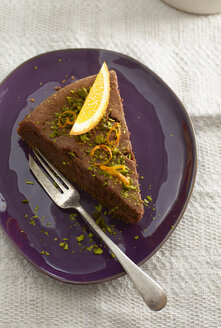 Teller mit Brownie-Kuchen, garniert mit Orangen, Nahaufnahme - KSWF000678