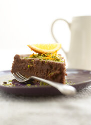 Teller mit Brownie-Kuchen, garniert mit Orangenscheibe, Nahaufnahme - KSWF000679
