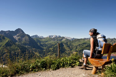 Österreich, Vorarlberg, Allgäuer Alpen, Kleinwalsertal, Walmendinger Horn, Frau mit Blick auf Aussicht - UMF000319