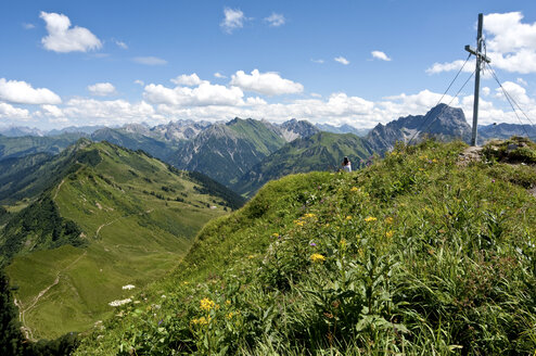 Österreich, Vorarlberg, Frau sitzt auf Berg - UMF000318