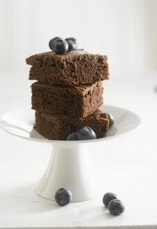 Brownie-Kuchen mit Blaubeeren auf Dessertständer, Nahaufnahme - KSWF000682