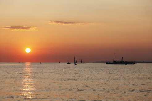 Österreich, Vorarlberg, Bregenz, Blick auf den Bodensee bei Sonnenuntergang - SIEF000570