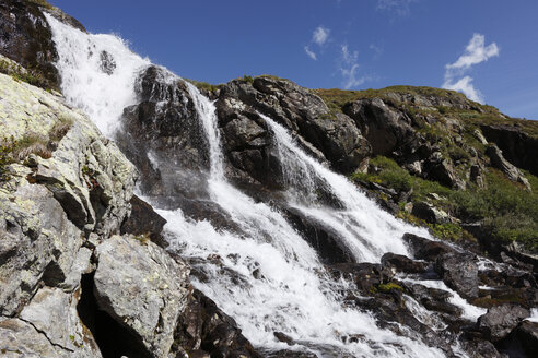 Österreich, Tirol, Ötztaler Alpen, Blick auf Wasserfall im Kaunertal - SIEF000585