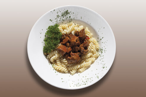 Schweinegulasch mit Fusilli, Nahaufnahme - CSF014801