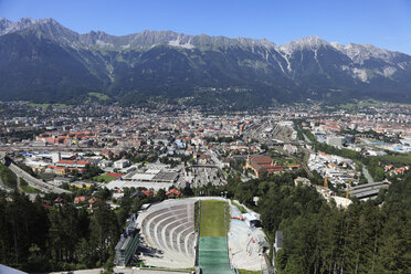 Österreich, Tirol, Blick vom Skisprungstadion und Karwendelgebirge - SIE000557