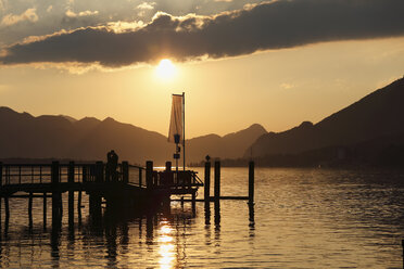 Österreich, Oberösterreich, Salzkammergut, Blick auf den Wolfgangsee in der Abenddämmerung - SIE000596