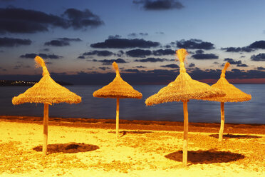 Spanien, Balearische Inseln, Mallorca, Blick auf den Strand am Abend - SIEF000640