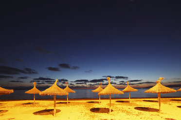 Spanien, Balearische Inseln, Mallorca, Blick auf den Strand am Abend - SIEF000641