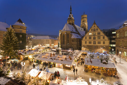 Deutschland, Baden-Württemberg, Stuttgart, Blick auf den Weihnachtsmarkt in der Nacht - WDF000842