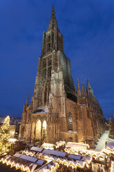 Deutschland, Baden-Württemberg, Ulm, Münsterplatz, Blick auf den Weihnachtsmarkt bei Nacht - WDF000844