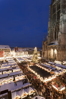 Deutschland, Baden-Württemberg, Ulm, Münsterplatz, Blick auf den Weihnachtsmarkt bei Nacht - WDF000845
