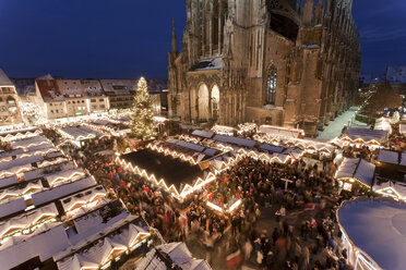 Deutschland, Baden-Württemberg, Ulm, Münsterplatz, Blick auf den Weihnachtsmarkt bei Nacht - WDF000846