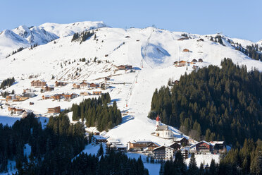 Österreich, Vorarlberg, Blick auf das Skigebiet - WDF000847