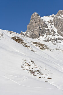 Österreich, Vorarlberg, Blick auf Herzform im Schnee auf Berg - WDF000850