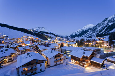 Österreich, Vorarlberg, Blick auf Lech am Arlberg bei Nacht - WDF000852