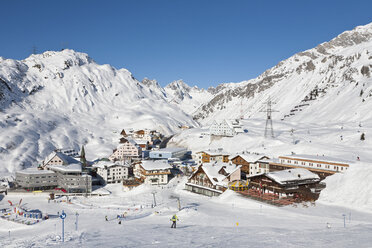 Österreich, Tirol, Skifahrer im Skigebiet - WDF000854