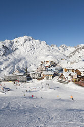 Österreich, Tirol, Skifahrer im Skigebiet - WDF000855