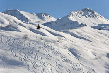 Österreich, Vorarlberg, Blick auf Skispuren auf verschneitem Berg - WDF000859