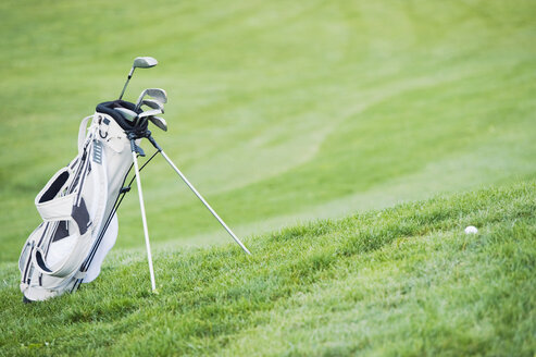 Italien, Kastelruth, Golftasche mit Golfschlägern auf dem Golfplatz - WESTF016384