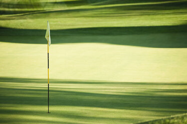 Italien, Kastelruth, Golf-Flagge auf Golfplatz - WESTF016393